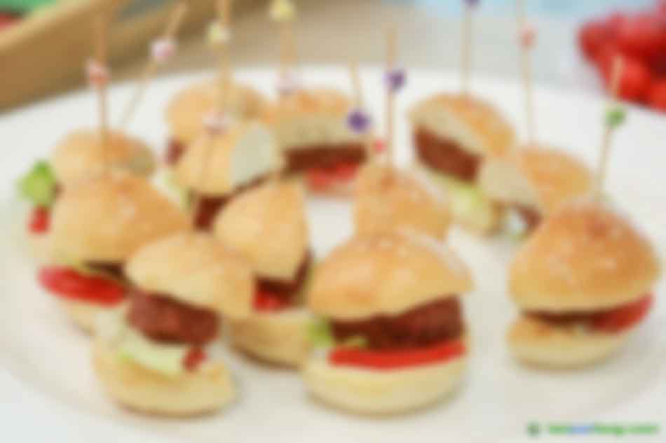 2019年10月16日，金字火腿股份有限公司在上海發(fā)布“人造肉”植物肉餅。 視覺中國 圖