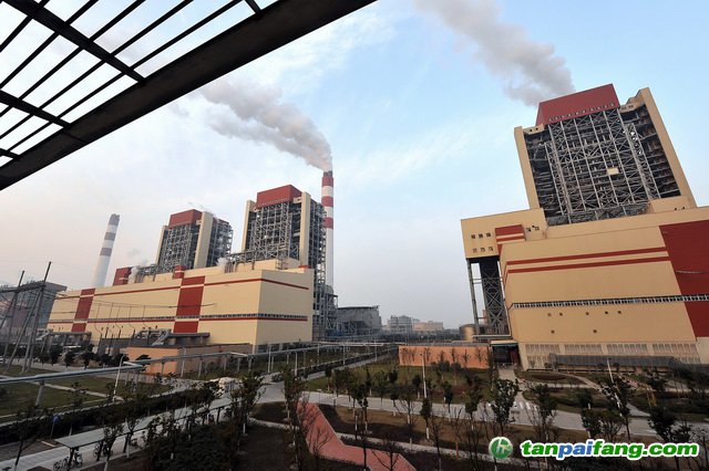 發(fā)電企業(yè)主要是大型國有企業(yè)，其排放數(shù)據(jù)管理更規(guī)范、更完善。圖為上海外高橋第三發(fā)電有限責任公司發(fā)電廠外景。攝影/章軻