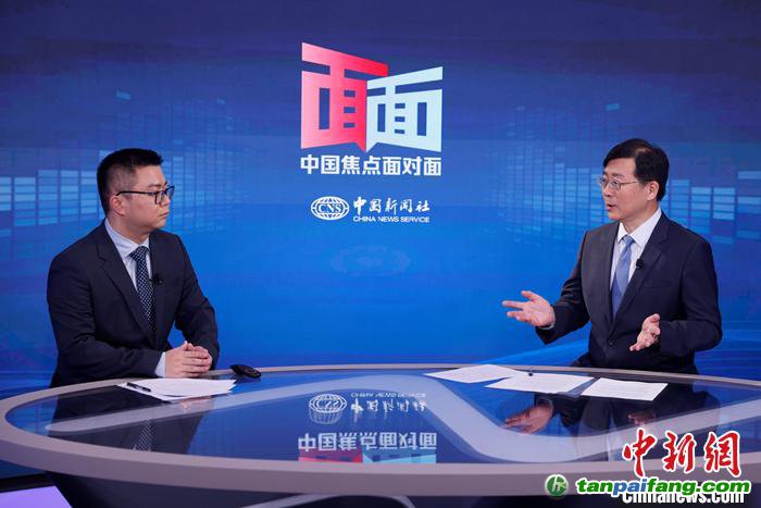 國家氣候變化專家委員會副主任、中國科學(xué)院科技戰(zhàn)略咨詢研究院研究員王毅(右)日前在北京接受<a target='_blank'  data-cke-saved-href='/' href='/'>中新社</a>“中國焦點(diǎn)面對面”專訪。<a target='_blank'  data-cke-saved-href='/' href='/'>中新社</a>記者 蔣啟明 攝