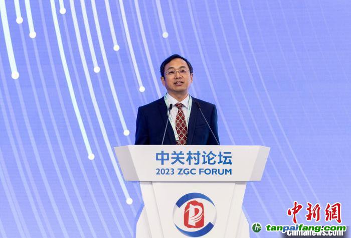 朱慶山研究員在論壇上以“鋼鐵工業(yè)超低碳發(fā)展路徑思考”為題做報告?！∪螘?攝